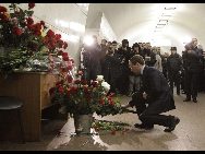 Russian President Dmitry Medvedev lays flowers in memory of the victims of the blast at the Lubyanka metro station in Moscow. Russian leaders vowed to avenge the twin rush-hour suicide bombings on packed metro trains in Moscow on Monday. [Xinhua/AFP]