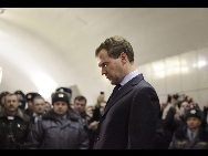 Russian President Dmitry Medvedev lays flowers in memory of the victims of the blast at the Lubyanka metro station in Moscow. Russian leaders vowed to avenge the twin rush-hour suicide bombings on packed metro trains in Moscow on Monday. [Xinhua/AFP]