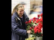 A woman places flowers in memory of the bomb victims at the Cultural Park subway station in Moscow, capital of Russia, March 29, 2010. [Xinhua] 