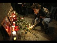 A man places flowers in memory of the bomb victims at the Cultural Park subway station in Moscow, capital of Russia, March 29, 2010. [Xinhua] 