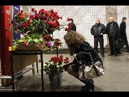 People place flowers in memory of the bomb victims at the Cultural Park subway station in Moscow, capital of Russia, March 29, 2010. [Xinhua] 