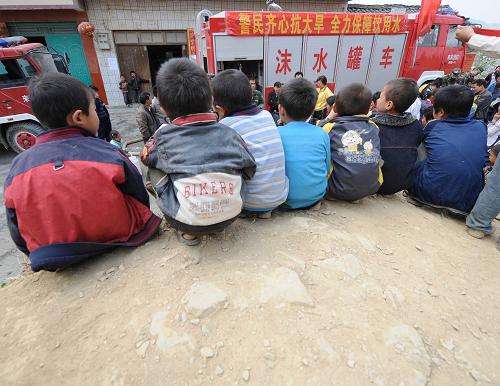 Children queue for water at Nasha Primary School in Sanbao Township of Tian&apos;e County, southwest China&apos;s Guangxi Zhuang Autonomous Region, March 29, 2010. [Xinhua] 