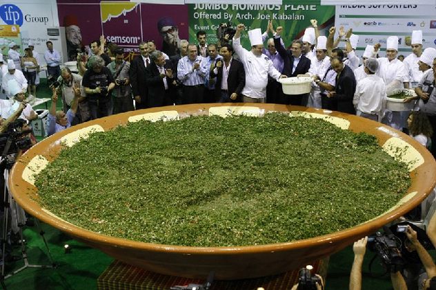 The world&apos;s largest tabbouleh. [huanqiu.com]