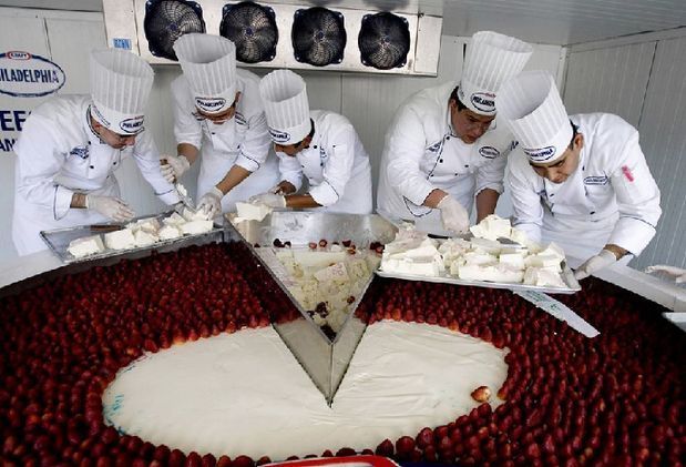 The world&apos;s largest cheese cake. [huanqiu.com] 