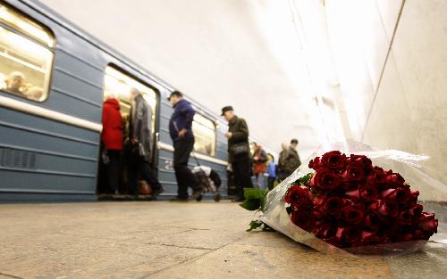 A bouquet of flowers is placed on the ground to mourn for victims in blast at the Lubyanka subway station in Moscow, capital of Russia, March 29, 2010. The metro line in Moscow, shut off following two suicide bomb attacks, has resumed operation late on Monday. Two deadly blasts struck the Lubyanka and Cultural Park subway stations in central Moscow during rush hours on Monday morning, with an interval of around 45 minutes, killing at least 37 people and injuring about 65 others. [Lu Jinbo/Xinhua]