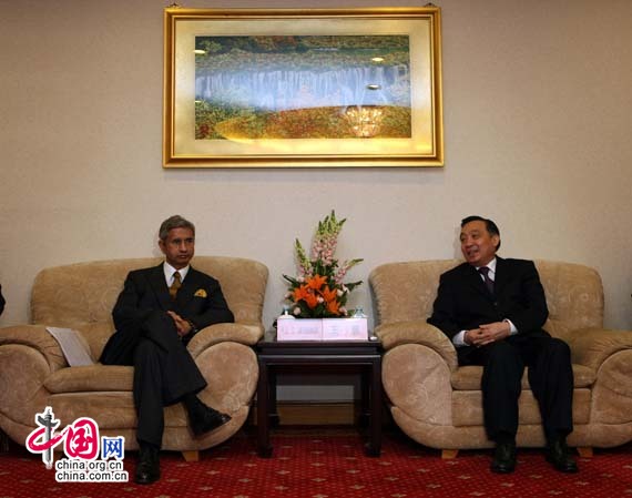 Wang Chen, minister of the State Council Information Office, meets Indian Ambassador to China S. Jaishankar,at the China-India Development Forum, which was held in Beijing Tuesday morning to mark the 60th anniversary of China-India diplomatic relations.
