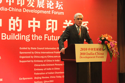 Karan Thapar, President of Infotainment Television Private Limited (ITV), speaks at the China-India Development Forum, which is held in Beijing Tuesday morning to mark the 60th anniversary of China-India diplomatic relations.[China.org.cn] 