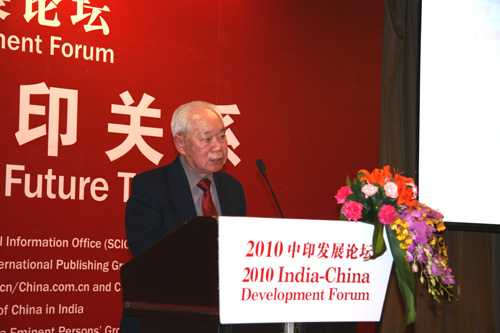 Liu Shuqing, Chairman of China-India Eminent Person&apos;s Group, Former Vice Minister of Foreign Affairs of China speaks at the China-India Development Forum, which is held in Beijing Tuesday morning to mark the 60th anniversary of China-India diplomatic relations.[China.org.cn]
