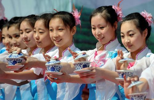 Dancers perform during the opening ceremony of the West Lake International Tea Culture Expo held in Hangzhou, east China's Zhejiang Province, March 26, 2010. The expo will last till April 23, 2010. [Xinhua photo]