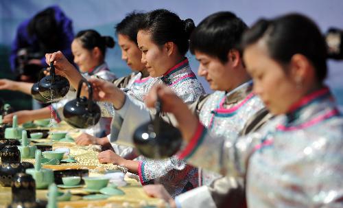 Some tea specialists present tea ceremony during the opening ceremony of the West Lake International Tea Culture Expo held in Hangzhou, east China's Zhejiang Province, March 26, 2010. The expo will last till April 23, 2010. [Xinhua photo]