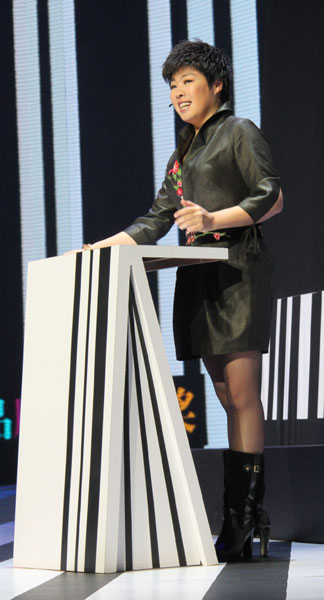 Professor Yu Dan speaks at the ceremony of the 6th China National Garment Association Awards at the Century Theater in Beijing on March 28. 