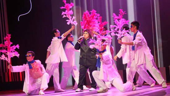 Han Hong (center) sings at the 6th China National Garment Association Awards at the Century Theater in Beijing on March 28, 2010. 