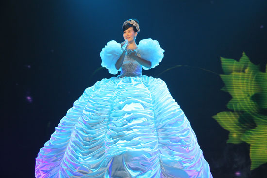  Singer Tan Jing performs at the 6th China National Garment Association Awards at the Century Theater in Beijing on March 28, 2010.