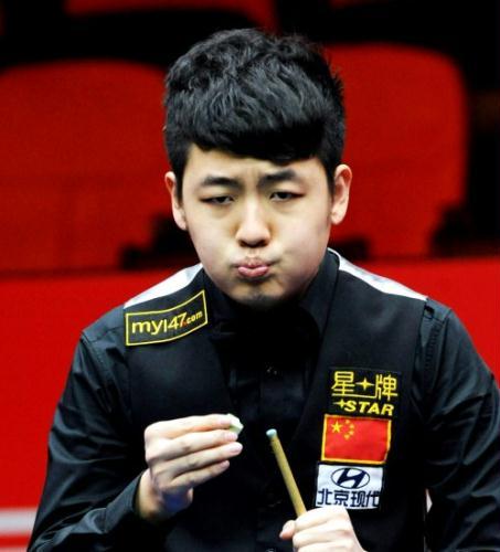 China&apos;s Tian Pengfei pleased the home fans by winning a last frame decider against Mark Davis from Britain.