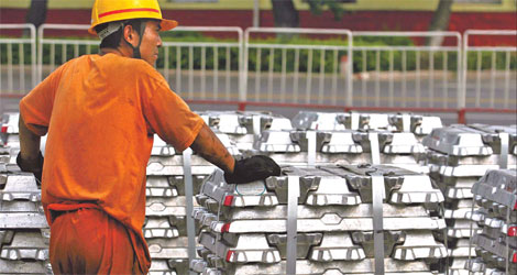 A worker loads imported aluminum at Qingdao Port, Shandong province. Chalco projects global aluminum prices will fluctuate between $2,000 and $2,400 per ton for 2010, and between 15,500 yuan and 18,000 yuan per ton in the Chinese market. [China Daily]
