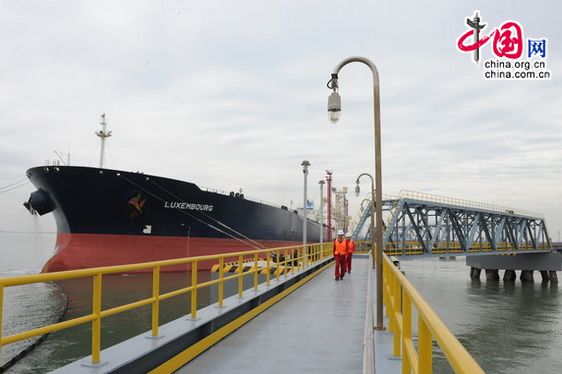 Tanker Luxembourg that carries crude oil from Angola reaches Tianjin Port. Sinopec announced to buy a stake in Angola, wishing to establish another root in the upperstream market. [CFP]