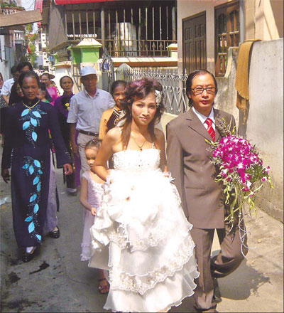 Dai Wensheng and his Vietnamese wife A Yin at their wedding held last October in Vietnam. Provided by Dai Wensheng