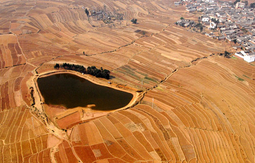 Photo taken on March 27, 2010, shows the aerial view of a drought-stricken lake in Xiangyun County, Dali, southwest China’s Yunnan Province. 