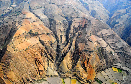 Photo taken on March 27, 2010, shows the aerial view of a drought-stricken lake in Xiangyun County, Dali, southwest China’s Yunnan Province. The drought has lingered in southwest China for months, affecting 61.3 million residents and five million hectares of crops in Guizhou, Yunnan, Sichuan, Chongqing, and Guangxi, the Ministry of Civil Affairs said last Wednesday. (Photo: chinanews.com.cn)