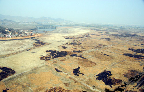 Photo taken on March 27, 2010, shows the aerial view of a drought-stricken lake in Xiangyun County, Dali, southwest China’s Yunnan Province.　[chinanews.com.cn]