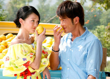 Check out this new photo set featuring actress Zhou Xun and Hong Kong actor Louis Koo shooting a juice commercial in a Thailand orchard.