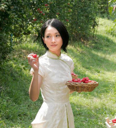 Check out this new photo set featuring actress Zhou Xun and Hong Kong actor Louis Koo shooting a juice commercial in a Thailand orchard.