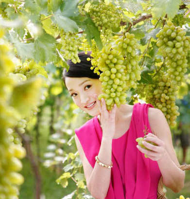 Check out this new photo set featuring actress Zhou Xun and Hong Kong actor Louis Koo shooting a juice commercial in a Thailand orchard.