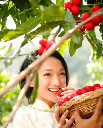 Check out this new photo set featuring actress Zhou Xun and Hong Kong actor Louis Koo shooting a juice commercial in a Thailand orchard.