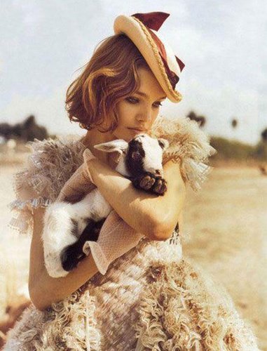 Natalia Vodianova is a Russian supermodel. Born in Gorky (now Nizhni Novgorod) in 1982, she lived with her mother and two half-sisters in unpleasant conditions. [huanqiu.com]