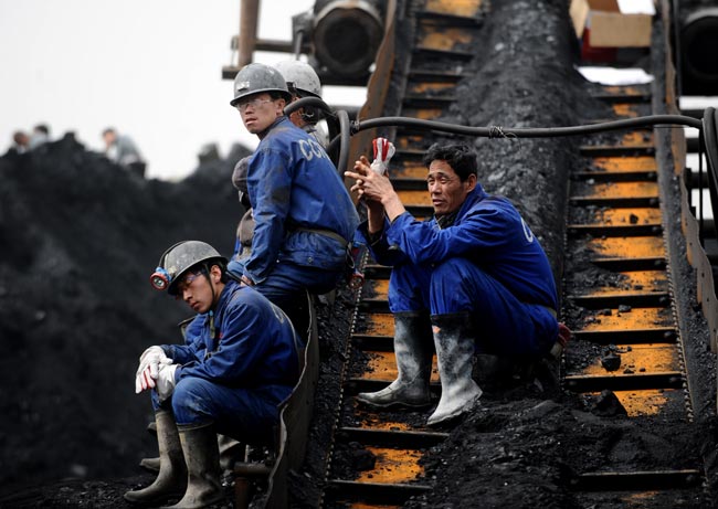 Rescuers take rest at the site of the flooding accident of Wangjialing Coal Mine, sitting astride Xiangning County of Linfen City and Hejin City of Yuncheng City, north China&apos;s Shanxi Province, on March 30, 2010. Altogether 261 workers were in the pit of Wangjialing Coal Mine, which was under construction, when underground water gushed in at about 1:40 p.m. Sunday. Although 108 were lifted safely to the ground, 153 others were trapped in the shaft. [Xinhua]