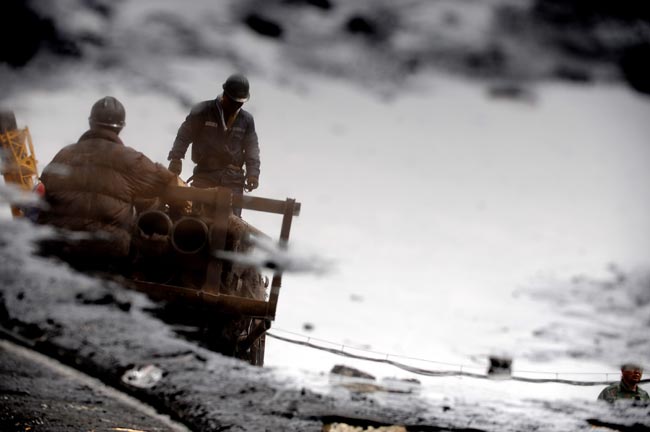 Rescuers work at the site of a flooding accident of Wangjialing Coal Mine, sitting astride Xiangning County of Linfen City and Hejin City of Yuncheng City, in north China&apos;s Shanxi Province, on March 29, 2010. [Xinhua]