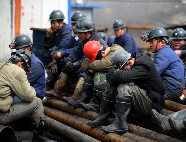 Rescuers take rest at the site of the flooding accident of Wangjialing Coal Mine, sitting astride Xiangning County of Linfen City and Hejin City of Yuncheng City, north China&apos;s Shanxi Province, on March 30, 2010. [Xinhua]