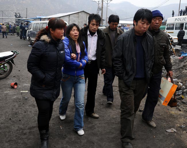 Relatives of miners trapped leave the site of the flooding accident of Wangjialing Coal Mine, sitting astride Xiangning County of Linfen City and Hejin City of Yuncheng City, north China&apos;s Shanxi Province, on March 29, 2010. [Xinhua]