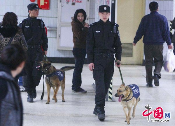 Police patrols aided with sniffer dogs are seen at Beijing&apos;s metro stations. Police would make more frequent inspections and cross-question suspicious passengers. Beijing beefed up security in the city&apos;s metro on March 30, while Shanghai reported preparations for the World Expo meant thousands of police were already safeguarding its underground. [CFP]