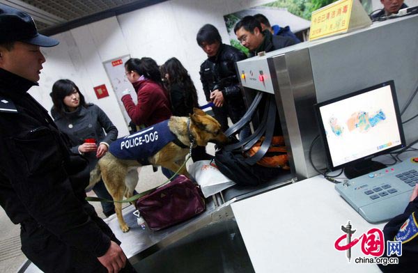 Police patrols aided with sniffer dogs are seen at Beijing&apos;s metro stations on March 30, 2010. [CFP]