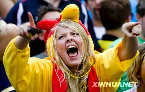 A woman rugby fan cheers during a rugby match in Hong Kong. The final match of the Hong Kong Sevens 2010 was held on March 28, in Hong Kong. [Xinhua]