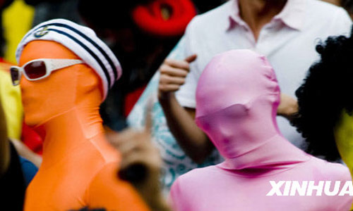 Rugby fans are dressed up for the final match of the Hong Kong Sevens 2010 held on March 28, in Hong Kong. [Xinhua]