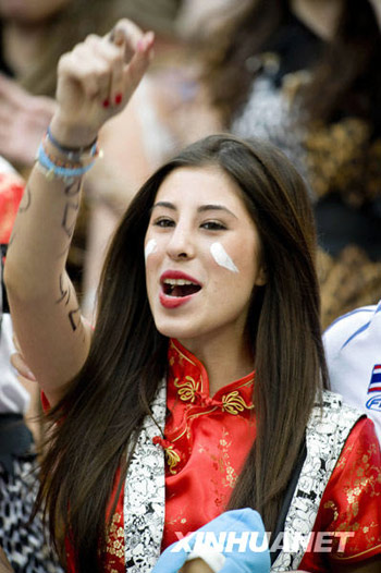 A woman rugby fan cheers during a rugby match in Hong Kong. [Xinhua] 