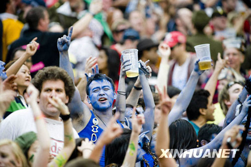 Rugby fans cheer during the final match of the Hong Kong Sevens 2010 held on March 28, in Hong Kong. [Xinhua]