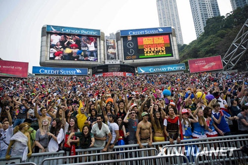 Rugby fans cheer during the final match of the Hong Kong Sevens 2010 held on March 28, in Hong Kong. [Xinhua] 