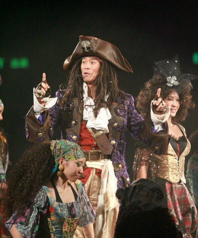  Hong Kong actor Adam Cheng Chong-Sai playing the pirate. [huanqiu.com]