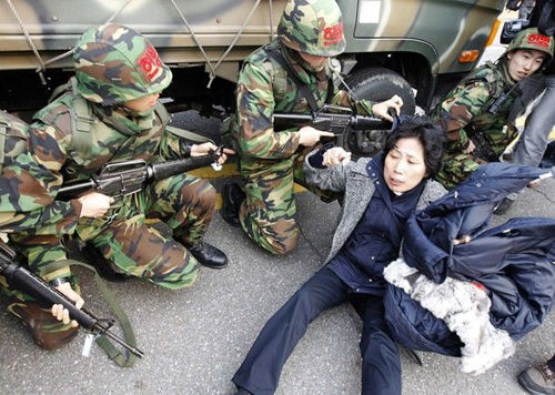 Soldiers confront with a relative of one of the missing marines of the sunken naval ship. [CRI]