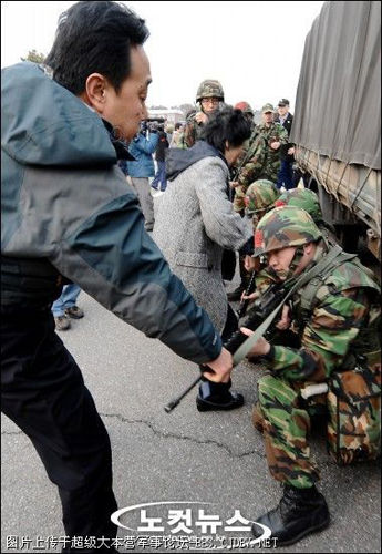 Soldiers confront with relatives of the victims of the sunken naval ship.[CRI] 