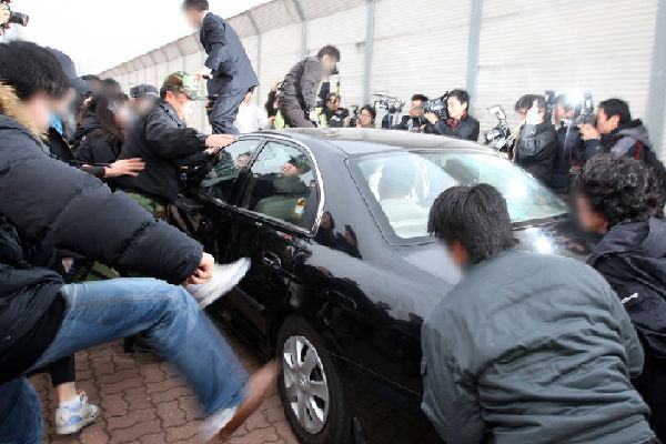 The car of Choi Won-il, captain of the sunken South Korean naval ship Cheonan, is surrounded by family members of the victims after he briefed them at the naval port in Pyeongtaek, south of Seoul, South Korea, on Saturday. [CRI]