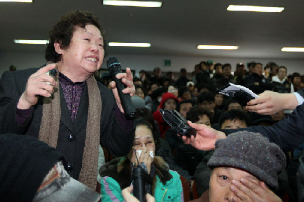 Family members cry as Choi Won-il, unseen, captain of the sunken South Korean naval ship Cheonan, briefs them at the naval port in Pyeongtaek, south of Seoul, South Korea, on Saturday. [CRI]