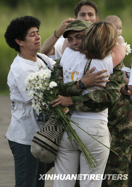 Colombian soldier Pablo Emilio Moncayo (C) is hugged by members of a peace commission upon his arrival in Florencia March 30, 2010. Colombian rebels on Tuesday freed a hostage soldier they had held in secret camps for more than 12 years after guerrillas overran his army base at the height of the conflict, the Red Cross said. [Xinhua]