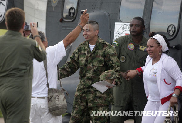 Colombian soldier Pablo Emilio Moncayo (C) is hugged by a family member upon his arrival in Florencia March 30, 2010. (Xinhua/Reuters Photo)