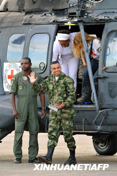 Colombian soldier Pablo Emilio Moncayo waves to family members after his arrival in Florencia March 30, 2010. (Xinhua/AFP Photo)