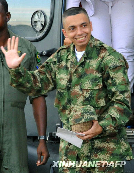 Colombian soldier Pablo Emilio Moncayo waves to family members after his arrival in Florencia March 30, 2010. (Xinhua/AFP Photo)