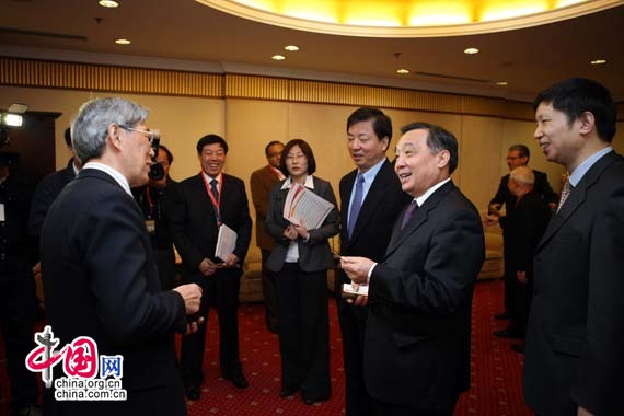 Wang Chen(Middle), minister of the State Council Information Office, meets Indian guests at the India-China Development Forum, which is held in Beijing Tuesday morning to mark the 60th anniversary of China-India diplomatic relations. 